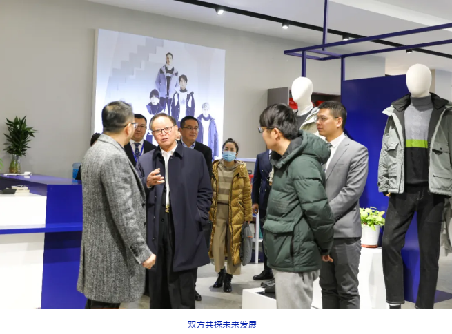 徐董一行参观考察江苏阿仕顿服饰与文化用品侧记